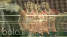 Pebulu tangkis tunggal putra, Jonatan Christie, saat bertanding dalam simulasi Piala Sudirman 2017 di lapangan Pelatnas PBSI, Jakarta, Sabtu (13/5). Simulasi untuk mematangkan persiapan menuju Piala Sudirman di Australia. (Bola.com/Peksi Cahyo)