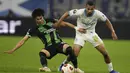 Pemain Brighton, Kaoru Mitoma (kiri) berebut bola dengan pemain Marseille, Iliman Ndiyae pada laga Grup B Liga Europa 2023/2024 di Stade Velodrome, Marseille, Prancis, Jumat (05/10/2023) dini hari WIB. (AP Photo/Daniel Cole)