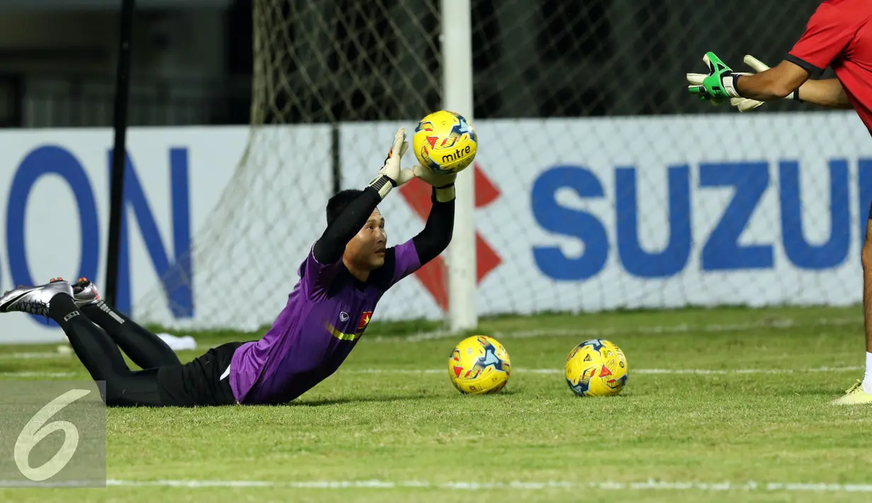 Penjaga gawang Timnas Vietnam berlatih menangkap bola saat latihan jelang laga pertama semifinal Piala AFF 2016 di Stadion Pakansari, Bogor (2/12). Vietnam akan melakoni laga melawan tuan rumah Indonesia, Sabtu (3/12). (Liputan6.com/Helmi Fithriansyah)