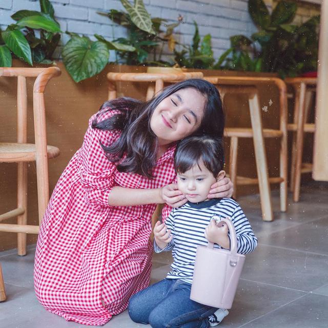 6 Potret Kedekatan Cut Syifa dengan Buah Hati Alice Norin, Menggemaskan