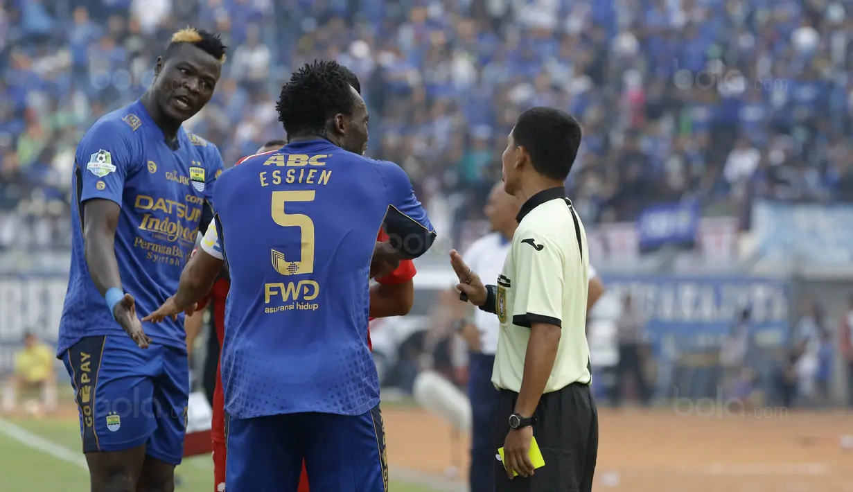Striker Persib, Ezechiel N'Douassel, protes kepada wasit saat pertandingan melawan Semen Padang pada laga Liga 1 Indonesia di Stadion Si Jalak Harupat, Bandung, Sabtu, (9/9/2017). Persib ditahan imbang 2-2 oleh Semen Padang. (Bola.com/M Iqbal Ichsan)