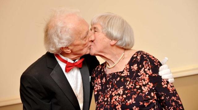 Kakek Roy dan nenek Nora akan bertunangan dan menikah | Photo: Copyright metro.co.uk 