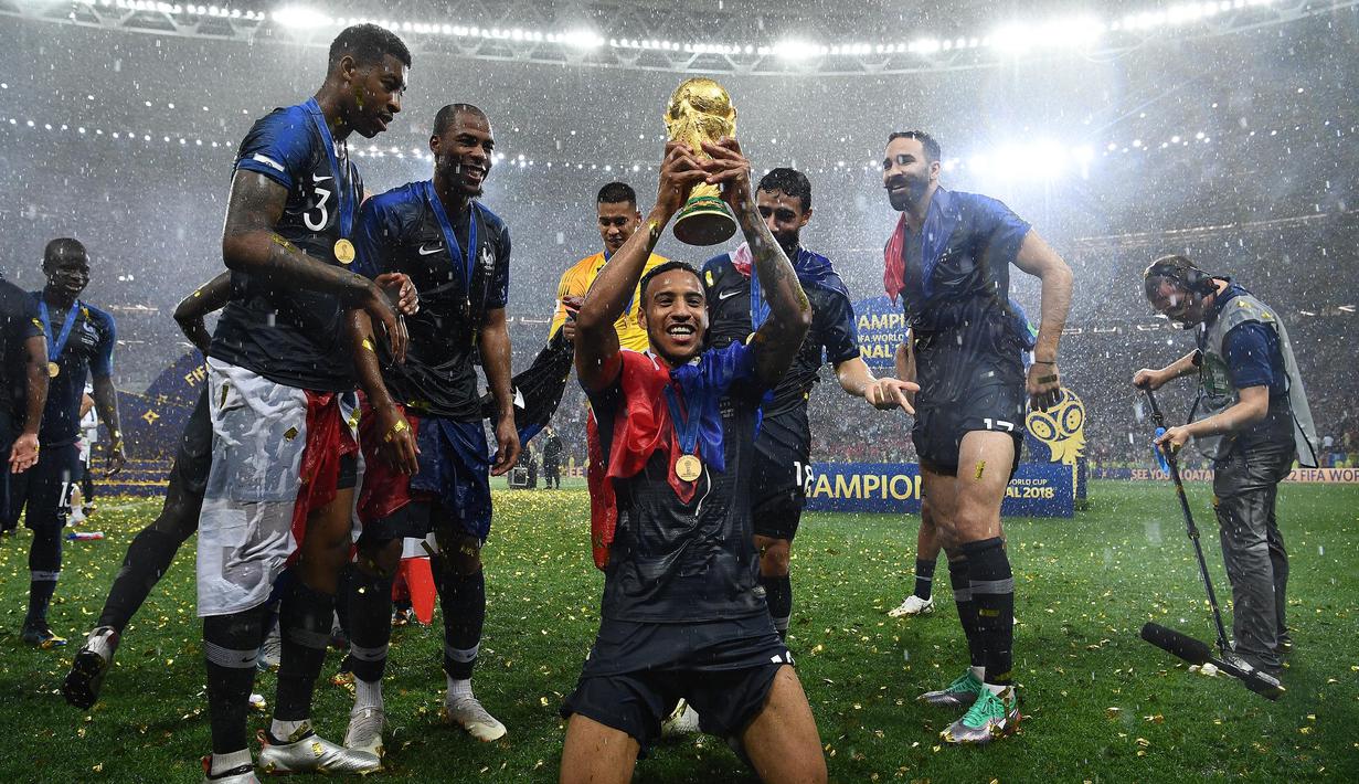 Corentin Tolisso (tengah) memainkan lima laga di Piala Dunia 2018 dan diandalkan Didier Deschamps pada saat itu walaupun kebanyakan menjadi pemain pelapis. Ia mengalami nasib buruk jelang Piala Dunia 2022. Pada Oktober lalu, eks pemain Bayern Munchen mengalami cedera. (AFP/Franck Fife)