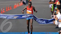 William Chebor pelari asal Kenya merupakan pelari pertama yang memasuki garis finish dengan total waktu 2.14.30 dalam jarak lari Marathon 42,195 km (Liputan6.com/Andrian M. Tunay)