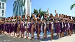 Para kontestan Miss Filipina berpose saat konferensi pers sebuah hotel di Quezon City, Manila (4/4). Sekitar 40 kandidat bersaing untuk mendapatkan gelar yang akan membuat mereka mewakili negara dalam kontes Miss Universe, yang saat ini diadakan oleh Catriona Gray Filipina. (AFP Photo/Ted Aljibe)