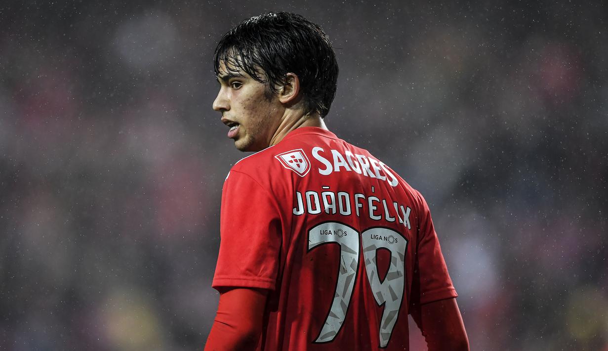 6. Joao Felix (Benfica) - Gelandang serang berusia 19 tahun itu mampu menembus starter reguler di Benfica musim ini. Setelah Manchester United, kini Real Madrid dan Barcelona dikabarkan bersaing mendapatkan tanda tangannya. (AFP/Patricia De Melo Moreiera)