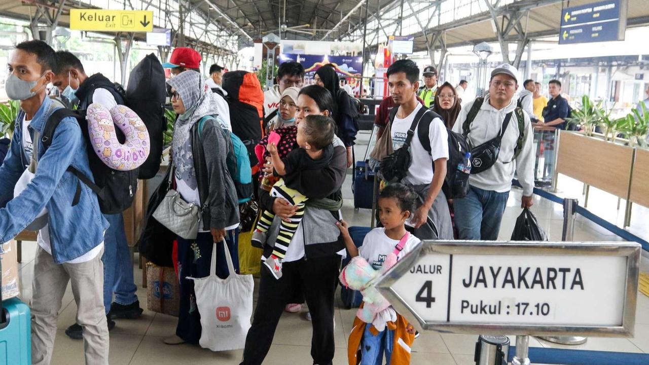 FOTO: Mudik Lebaran 2025, Puluhan RIbu Pemudik Tinggalkan Jakarta dari Stasiun Pasar Senen