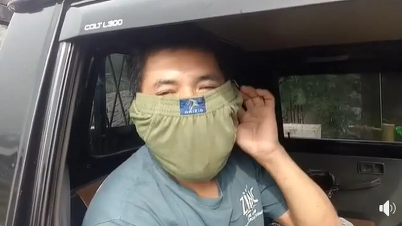 Seperti dilansir akun Facebook Abahe Fika, terlihat pria tersebut menggunakan celana dalam untuk menutupi mulut dan hidung karena tak memiliki masker.