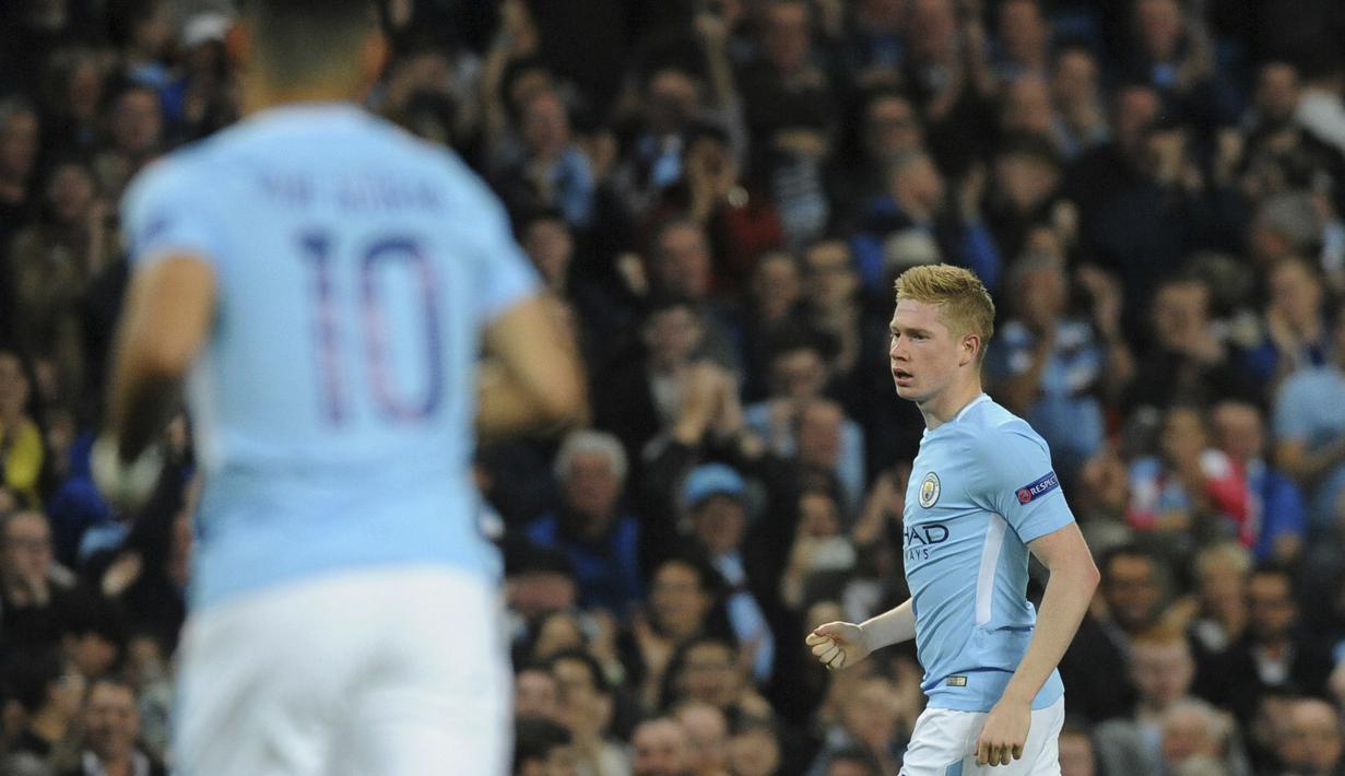 Pemain Manchester City, Kevin De Bruyne (kanan) mencetak satu gol ke gawang Shakhtar Donetsk pada laga grup F Liga Champions di Etihad stadium, Manchester, (26/9/2017). City menang 2-0. (AP/Rui Vieira)