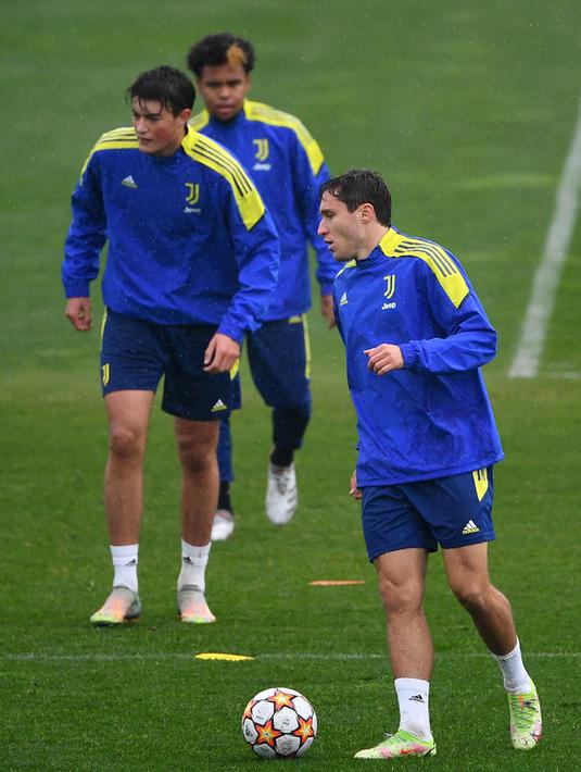 Pemain Juventus Federico Chiesa (kanan) menghadiri sesi latihan jelang menghadapi Zenit St. Petersburg pada pertandingan sepak bola Liga Champions di tempat latihan Continassa, Turin, Italia, 1 November 2021. (Isabella BONOTTO/AFP)