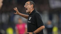 Pelatih Lazio Maurizio Sarri juga mendapatkan kartu kuning dari wasit pada menit ke-90 saat timnya melawan Napoli. (AP Photo/Andrew Medichini)
