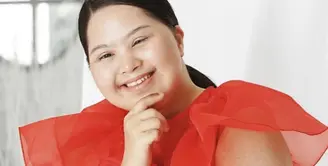 Namira Zania Siregar menjadi panutan masa kini. Di usia muda dengan keterbatasan yang dimilikinya, ia bisa sukses menjadi seorang model yang menginspirasi. [Foto: Instagram/ Namira Zania]