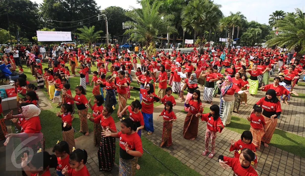 Antusias para peserta flash mob tari tradisional pendet asal Bali di Museum Nasional Indonesia, Jakarta, Sabtu (23/4). Kegiatan ini menyambut peringatan ulang tahun Museum Nasional Indonesia pada 24 April 2016 (Liputan6.com/Angga Yuniar)