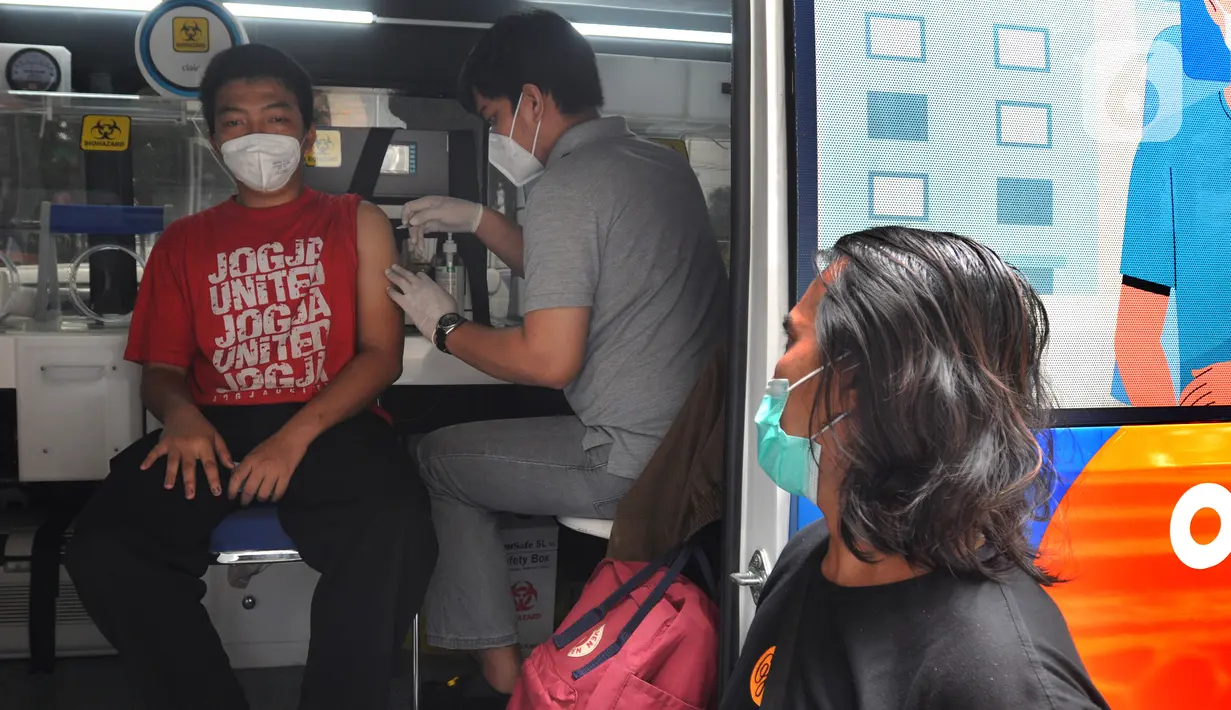 <p>Petugas Dinas Kesehatan Kota Bogor menyuntikkan vaksin Covid-19 dosis ketiga (booster) di mobil vaksinasi keliling, Terminal Penumpang Tipe A Baranangsiang, Kota Bogor, Sabtu (23/4/2022). Pemkot Bogor menyediakan sentra vaksinasi Covid-19 dosis booster untuk pemudik Lebaran 2022 di terminal tersebut sebagai salah satu upaya pemenuhan syarat perjalanan sekaligus untuk menekan laju penularan Covid-19 di tengah tingginya mobilitas masyarakat. (merdeka.com/Arie Basuki)</p>