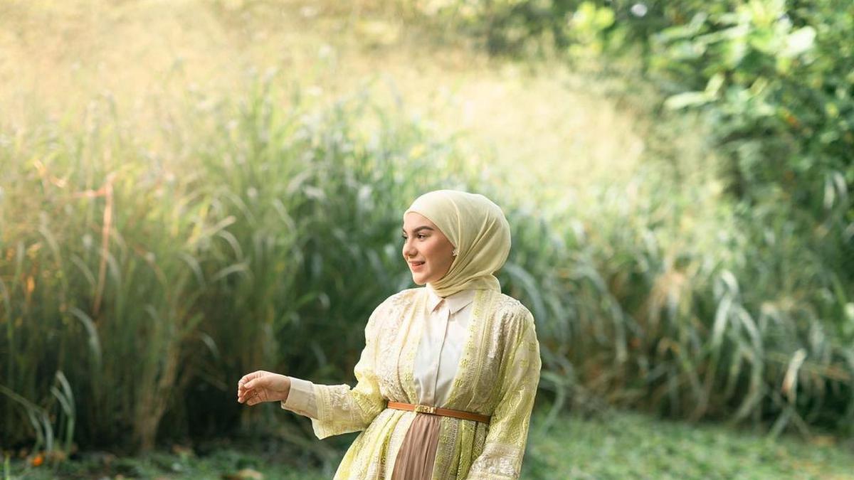 6 Inspirasi Gaya Hijab Irish Bella yang Kini Punya Suami Baru, Kasual hingga Syar'i