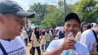 Senyum Lebar Buruh Dapat Hadiah Sembako dari Prabowo Saat May Day (Rifqy Alief Abiyya/Liputan6.com)