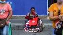 Seorang perempuan penjual tas beristirahat, setelah pelonggaran pembatasan karantina wilayah (lockdown) di pusat kota Manila, Filipina, Rabu (2/9/2020). Pemerintah melonggarkan lockdown meskipun negara tersebut memiliki infeksi virus corona terbanyak di Asia Tenggara. (AP Photo/Aaron Favila)
