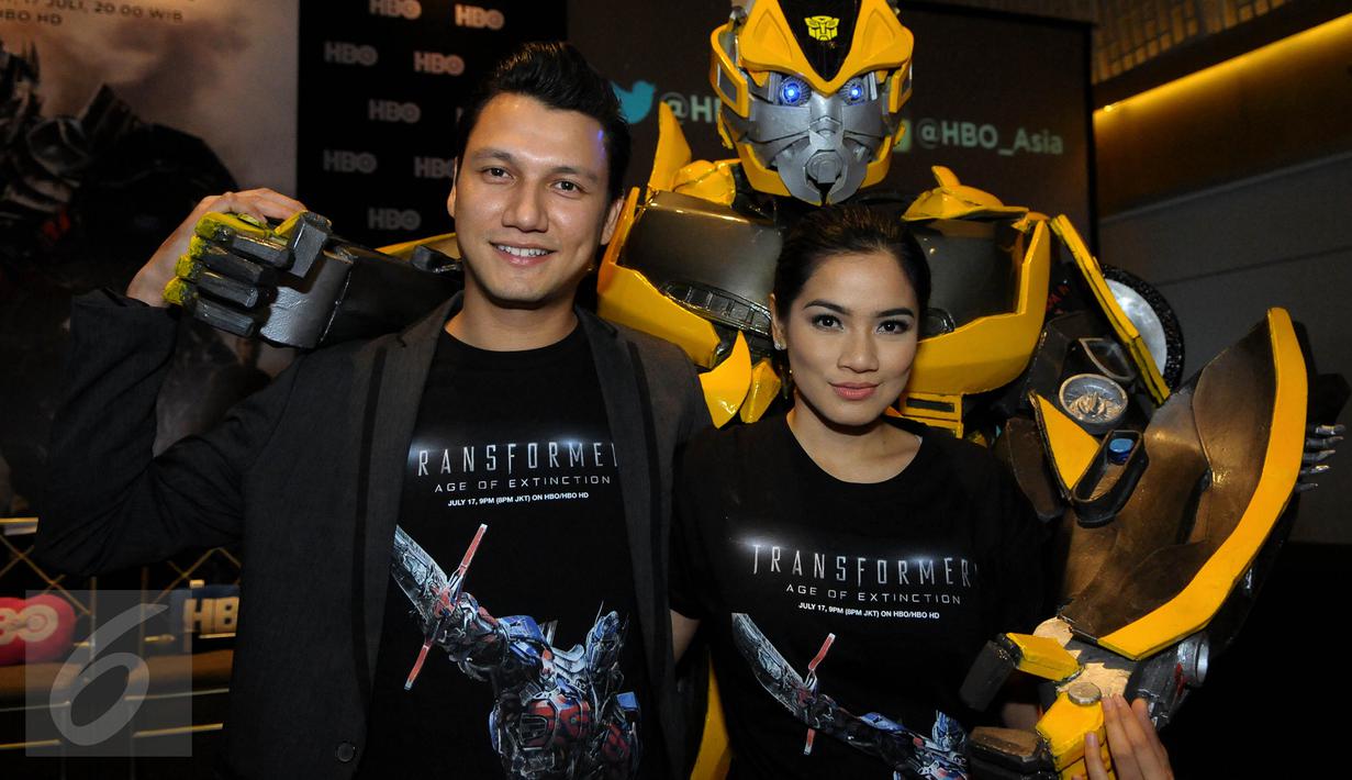 Aktris cantik Titi Kamal bersama suami, Christian Sugiono dan anaknya akan pulang kampung ke Jerman dimana orangtua Christian tinggal. (Liputan6.com/Faisal R Syam)