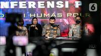Karo Penmas Polri Brigjen Ahmad Ramadhan (tengah) memberikan keterangan perkembangan terbaru penyidikan kasus penyelewengan dana kemanusiaan lembaga Aksi Cepat Tanggap (ACT) di Gedung Humas Polri, Jakarta Selatan, Senin (25/7/2022). Polisi menetapkan empat orang sebagai tersangka kasus ACT, dua di antaranya adalah mantan Presiden ACT Ahyudin dan Presiden ACT Ibnu Khajar. (Liputan6.com/JohanTallo)