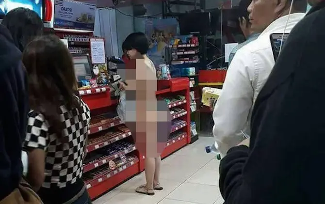 Perempuan yang bikin heboh karena berbelanja di salah satu apotek di Lokasari, Mangga Besar, Jakarta Barat tanpa busana. (Ist)