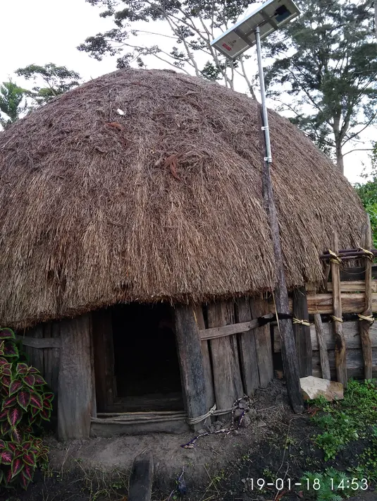 Lampu Tenaga Surya Hemat Energi (LTSHE) terpasang di rumah penduduk di desa terpencil Papua. Pada 2017 Kementrian ESDM telah membagikan paket LTSHE untuk 79.564 rumah di 1.027 desa.  (Liputan6.com/HO/Hadi M Djuraid)