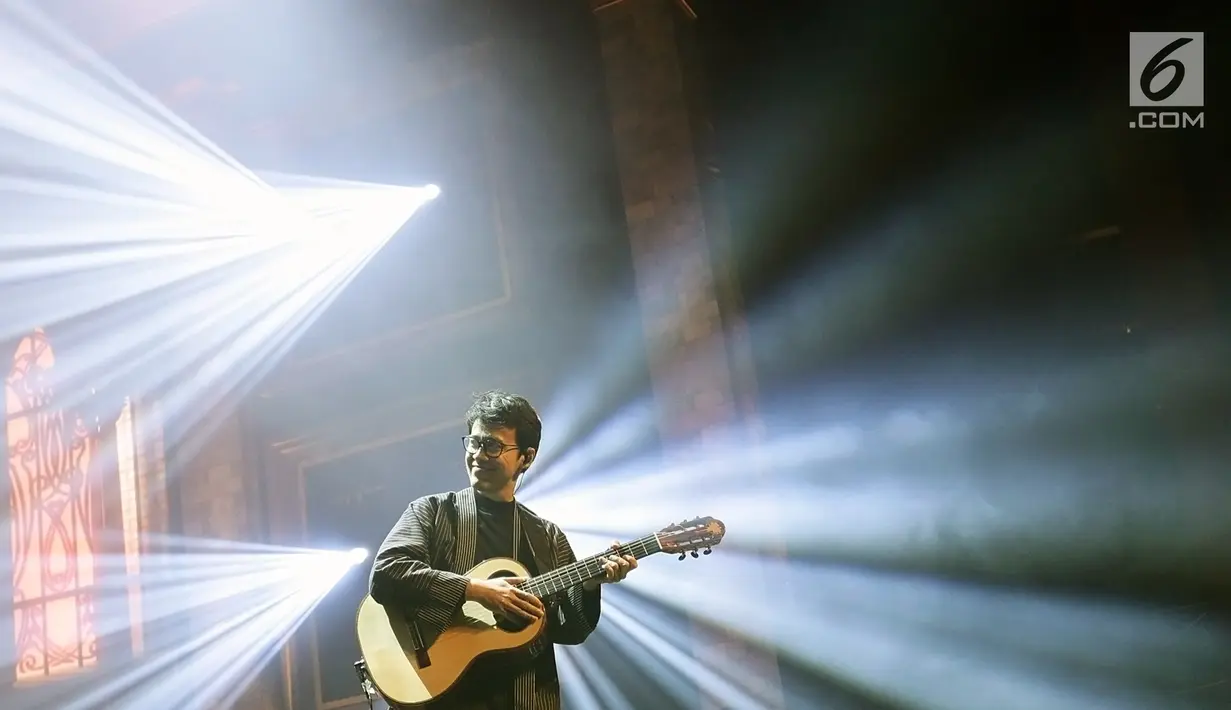 Penampilan Tohpati dalam konser di Teater Jakarta, Taman Ismail Marzuki, Jumat (30/8/2019). Tohpati dan Dewa Budjana menggelar konser bertajuk "Janapati in Concert with Or­chestra" yang terbilang unik karena menampilkan musik instrumen gitar tanpa vokalis. (Fimela.com/Bambang E. Ros)