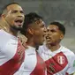 Menempati posisi ke-5 di klasemen Zona Conmebol, Peru mempunyai peluang lebih baik untuk lolos ke Qatar ketimbang Kolombia dan Cile untuk merebut satu jatah play-off. Timnas Peru pun kini didukung oleh 5 pemain yang berlaga di Kompetisi top Eropa. Siapa saja? (AFP/Pool/Sebastian Castaneda)