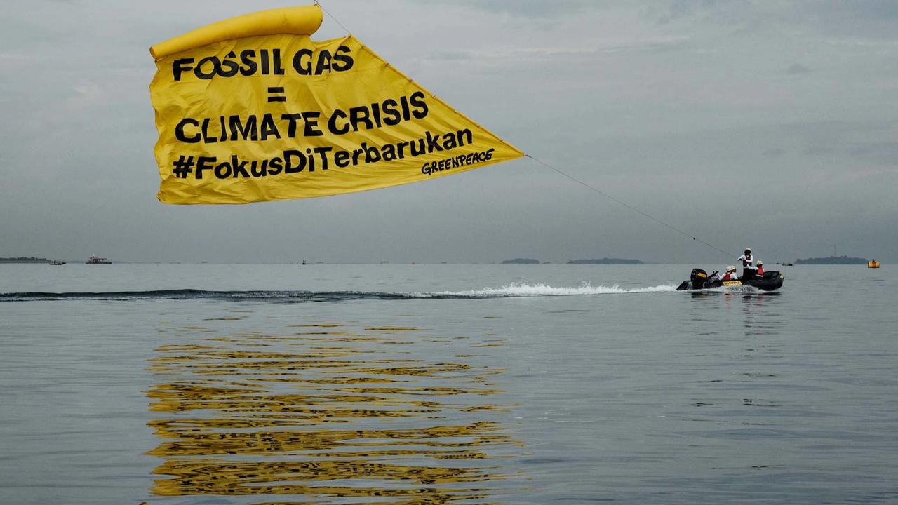 FOTO: Aksi Aktivis  Greenpeace di PLTU Muara Karang Soroti Arah Kebijakan Energi Indonesia