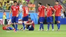 Pemain Timnas Chile tertunduk lesu usai dikalahkan Brasil 1-1 (2-3) di babak 16 besar Piala Dunia 2014 di Stadion Mineirao, Belo Horizonte, (28/6/2014). (REUTERS/Sergio Perez)
