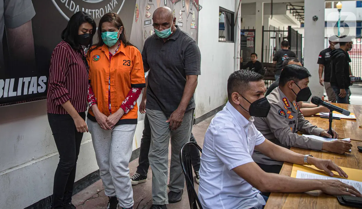 DJ Chantal Dewi (kedua kiri) dihadirkan saat rilis kasus penyalahgunaan narkoba di halaman Direktorat Narkoba Polda Metro Jaya, Jakarta, Kamis (17/3/2022). Chantal Dewi ditangkap polisi di apartemen mewah di Cilandak, Jakarta Selatan, 16 Maret 2022 pukul 23.30 WIB. (Liputan6.com/Faizal Fanani)