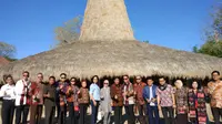 Komisi X DPR RI meninjau Kampung Raja Praliu, Sumba Timur