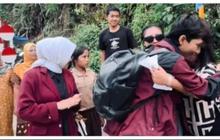 Warga Rela Mengantar ke Kampus, Momen Perpisahan Mahasiswa KKN dengan Penduduk Desa Ini Penuh Air Mata