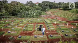 Umat Muslim menabur bunga di makam keluarga saat berziarah di Tempat Pemakaman Umum (TPU) Pondok Ranggon, Jakarta, Minggu (04/04/21). Menjelang bulan Ramadan umat muslim melakukan ziarah kubur untuk mendoakan keluarga dan kerabatnya yang telah wafat. (Liputan6.com/Faizal Fanani)