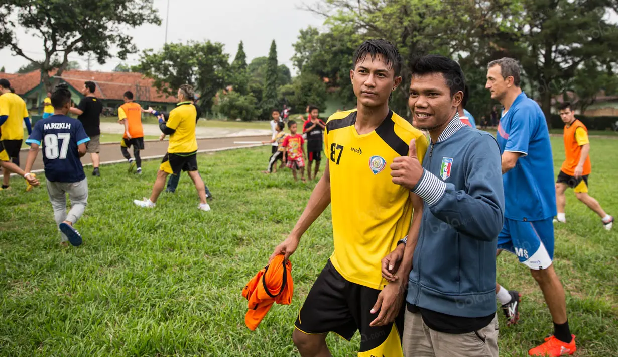 Selain Cristian Gonzales, ada juga Johan Alfarizi yang menyempatkan diri menyapa penggemarnya yang meminta foto bareng. (Bola.com/Vitalis Yogi Trisna)