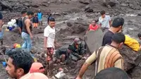 Warga sedang mencari korban jiwa yang tertimbun material lumpur dan tumpukan batu. (Liputan6.com/ Dionisius Wilibardus)