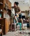 Hal yang Sebaiknya Tidak Dilakukan Saat Membersihkan Rumah (AI Generated)