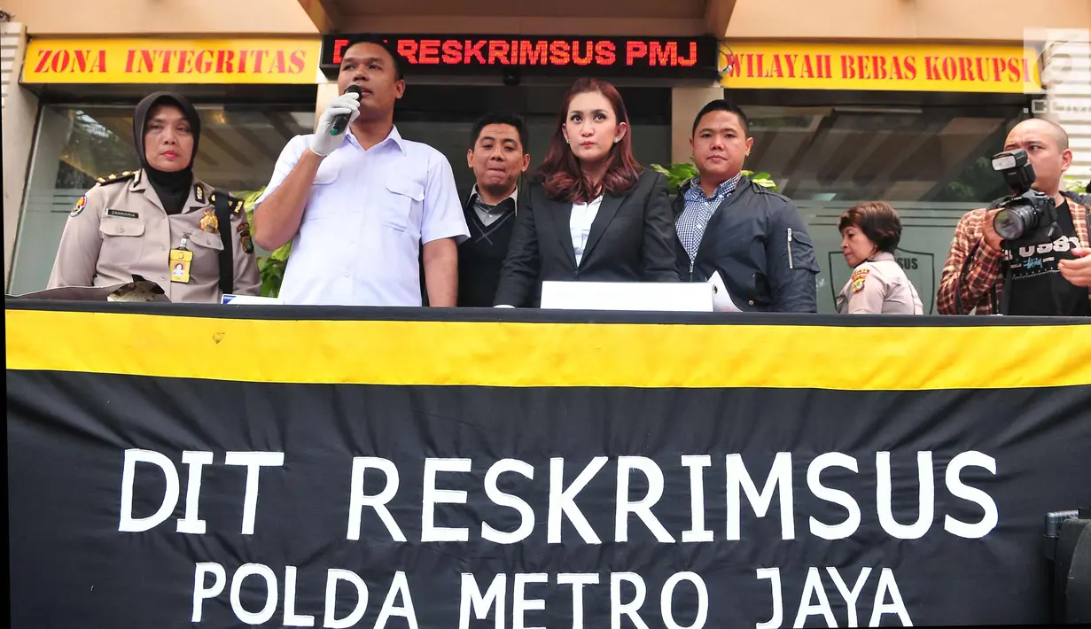 Kanit V Cyber Crime Kompol James Hutajulu bersama Nafa Urbach memberi keterangan kepada awak media terkait kasus pedolfilia anak Nafa Urbach di Polda Metro Jaya, Jakarta, Selasa (10/10). (Liputan6.com/Helmi Afandi)