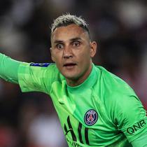 Keylor Navas. Setelah 5 musim membela Real Madrid mulai 2014/2015 hingga 2018/2019, kiper berusia 34 tahun ini hijrah ke PSG pada awal 2019/2020 akibat kalah bersaing dengan Thibaut Courtois. Kini, dengan status sebagai kiper utama PSG, ia siap menantang Thibaut Courtois. (AFP/Sameer Al-Doumy)