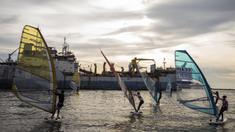 Sejumlah atlet layar berlatih saat pelatnas di Laut Jakarta, Kamis (24/5/2018). Cabang layar menargetkan dua medali emas pada Asian Games 2018. (Bola.com/Vitalis Yogi Trisna)