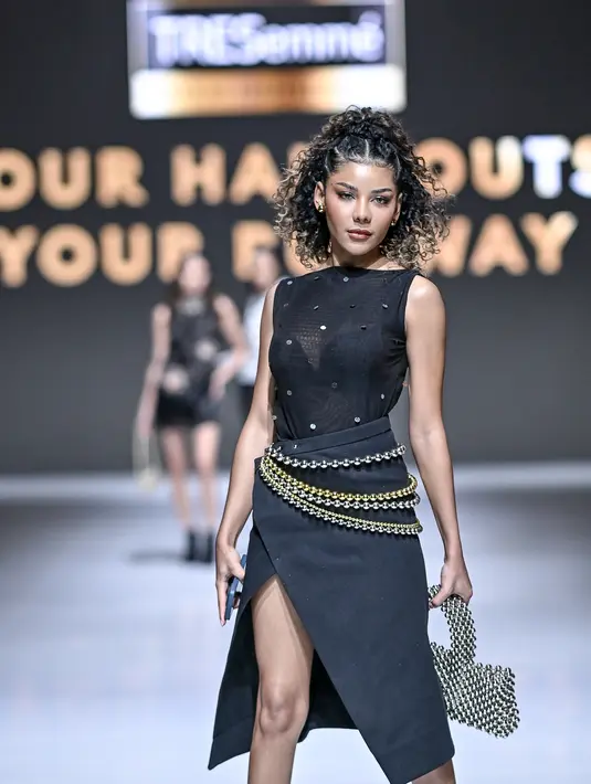 Zsa Zsa Utari tampil fierce maksimal dengan cat eye makeup. Dipadu dengan lipstik cokelat glossy gelap [JFW 2026]