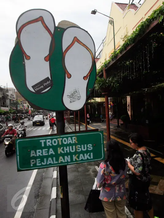 Pejalan kaki menunggu transportasi umum di kawasan pedestrian Malioboro, Yogyakarta, Jumat (8/4). Kawasan pedestrian Malioboro kini terlihat lebih lapang dan ramah untuk para pejalan kaki. (Liputan6.com/Boy Harjanto)