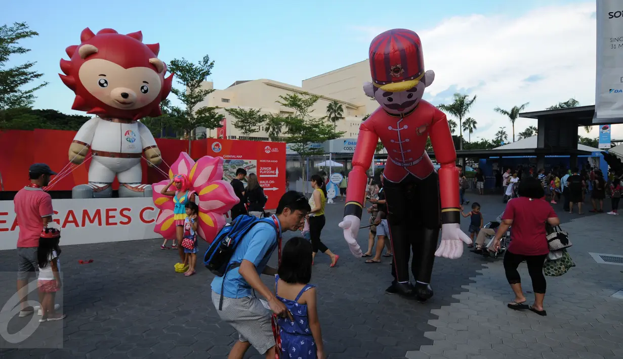 Warga Singapura bersiap menyambut perhelatan olahraga se Asia Tenggara, Sea Games 2015 pada 5-16 Juni 2015. Maskot Sea Games 2015, Nila dan boneka raksasa ikut menyemarakkan Sea Games Carnival, Senin (1/6/2015). (Liputan6.com/Helmi Fithriansyah)
