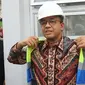 Gubernur DKI Jakarta, Anies Baswedan memakai rompi saat meresmikan Gardu Distribusi Listrik (Receiving Substation/RSS) bawah tanah MRT Jakarta di Taman Sambas, Jakarta, Jumat (13/7). (Liputan6.com/Johan Tallo)