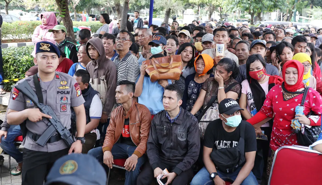 Antrean warga menukar uang pecahan pada mobil kas keliling di Lapangan IRTI Monas, Rabu (7/6). Masyarakat bisa melakukan penukaran uang hingga jumlah maksimal Rp 3,7 juta dan minimal Rp 200 ribu baik tunai maupun nontunai. (Liputan6.com/Angga Yuniar)