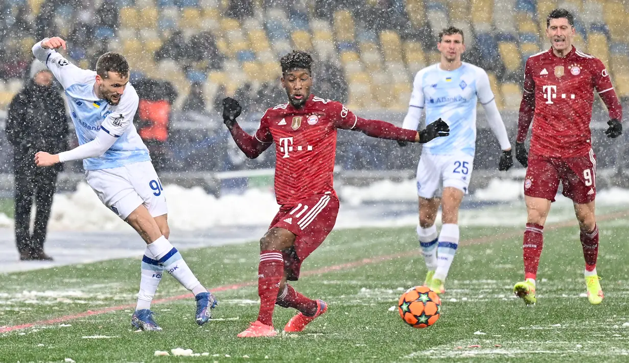 Bek Dynamo Kiev Tomasz Kedziora berebut bola dengan pemain depan Bayern Munchen Kingsley Coman pada matchday kelima Grup E Liga Champions di NSC Olympiyskiy, Rabu (24/11/2021). Bayern Munchen menang tipis saat bertamu ke markas Dynamo Kiev dengan skor 2-1. (GENYA SAVILOV / AFP)