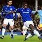 Gelandang Manchester City, Ilkay Gundogan berebut bola dengan pemain Everton, Kurt Zouma selama pertandingan lanjutan Liga Inggris di Goodison Park Stadium (6/2). Hasil ini membuat City memuncaki klasemen Liga Inggris. (Peter Byrne/PA via AP)