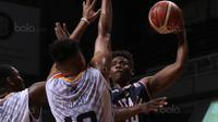 Pebasket Pelita Jaya, Bradford Lyndon (kanan) melewati adangan pemain Satya Wacana pada laga Perbasi Cup 2017 di Sports Mall, Kelapa Gading, Jakarta, (06/11/2017). Pelita Jaya menang 92-46. (Bola.com/Nick Hanoatubun)