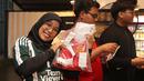 Salah satu orang dari komunitas IndoManUtd Regional Jakarta mendapatkan hadiah jersey original yang diberikan panitia dalam acara Roaring Night edisi perdana di Pitch 98, Kemang, Jakarta, Sabtu (23/12/2023). (Bola.com/Bagaskara Lazuardi)