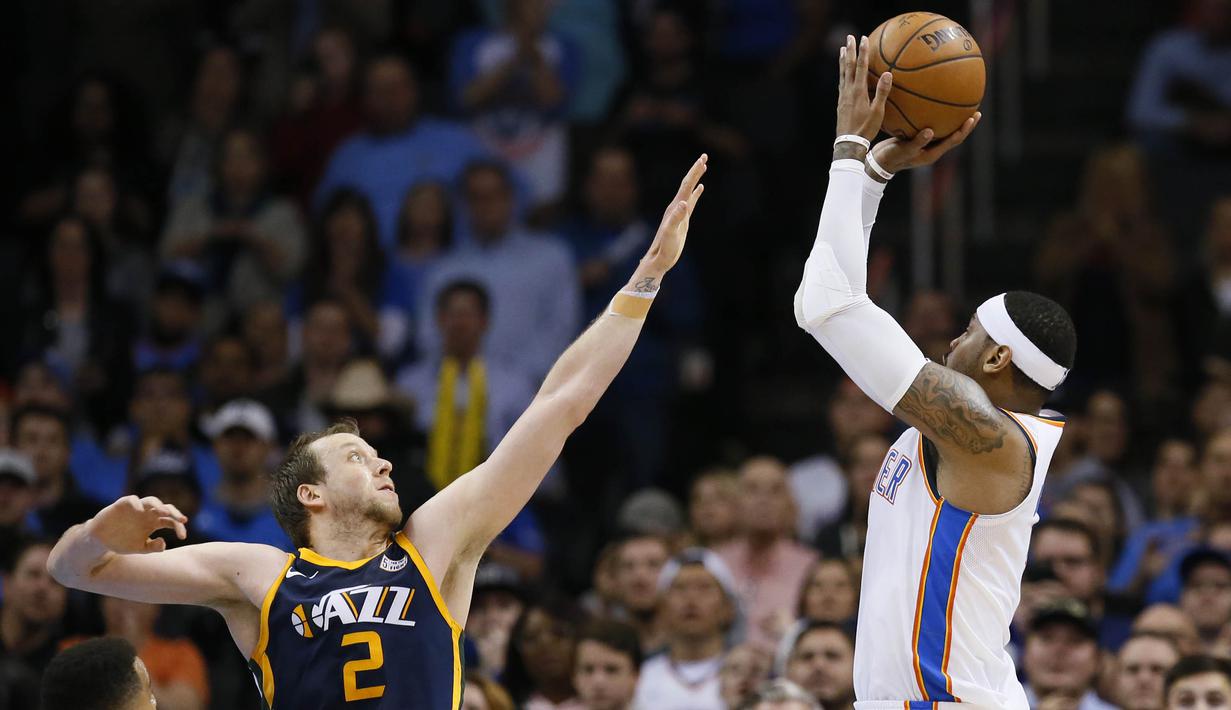 Pebasket Utah Jazz, Joe Ingles, berusaha menghadang pebasket Oklahoma City Thunder, Carmelo Anthony, pada laga NBA di Chesapeake Energy Arena, Rabu (6/12/2017). Thunder menang 100-94 atas Jazz. (AP/Sue Ogrocki)