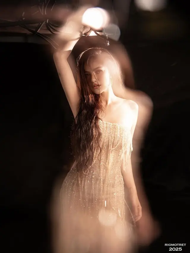 Pesona Dualisme Olla Ramlan, Tampil Slay dengan Gaya Maskulin dan Glamor Serba Emas